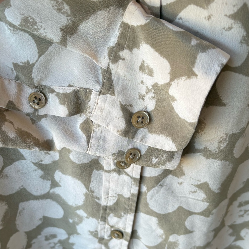 Equipment Femme Taupe Cream Heart Print Silk Blouse Size Medium - Picture 9 of 12